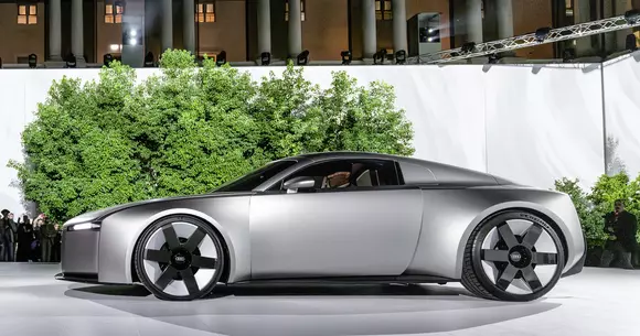 Privim nerăbdători spre viitor, dar în spatele fiecărui viitor există un trecut: un astfel de mesaj poartă și Audi Concept C.