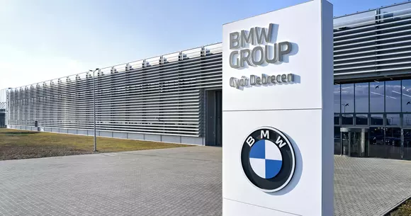 Pentru BMW Neue Klasse, a fost construită la Debrecen o „Neue Fabrik”. Se vorbește de o nouă eră a producției auto!