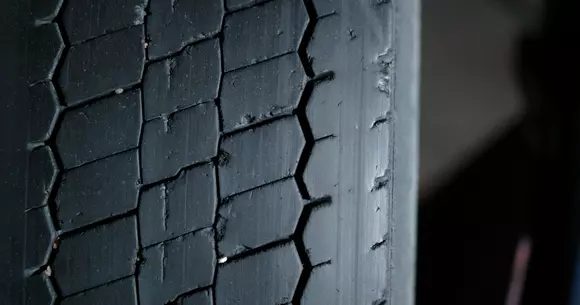 (P) Cum să identifici uzura anvelopelor și când este momentul potrivit pentru o înlocuire?