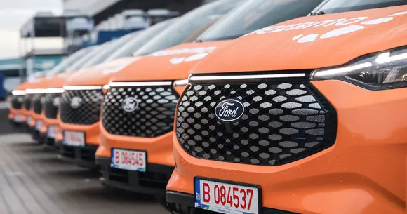 Succes pentru Ford E-Transit Custom în România: van-ul diviziei Ford Pro, ales pentru misiunile intense ale flotei Sezamo