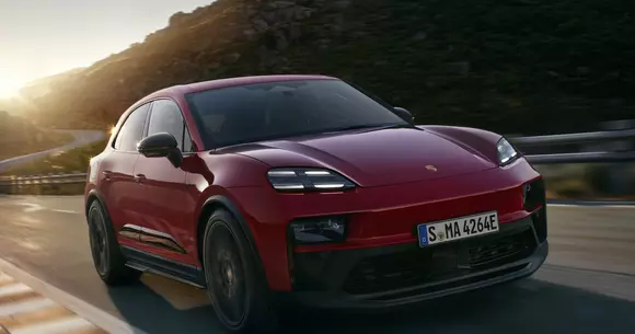 Noua versiune de top a seriei BEV/SUV compact este Porsche Macan GTS și insistă, deoportivă, pe prestații și pe autonomie