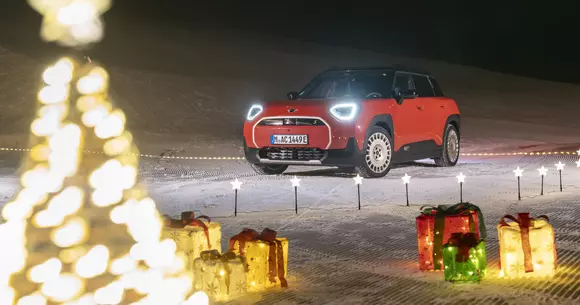 Propuneri haioase de cadouri alături de MINI Aceman. Dacă investiți în așa ceva, n-ar fi o idee rea să păstrați mașina!