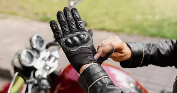 (P) Cum să alegi mănușile potrivite pentru motocicletă și să conduci liniștit în orice sezon