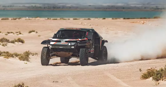 Echipa învingătoare în rally-raidul Dakar poartă o marcă românească: Dacia Sandriders!