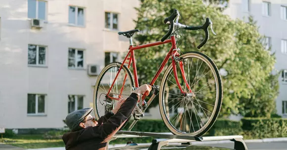 (P) Ce poți transporta legal pe acoperișul mașinii și ce este interzis în România