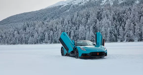 Maserati MCPURA Cielo FROZEN MAGMA debuteaza spectaculos pe lacul inghetat de la St. Moritz