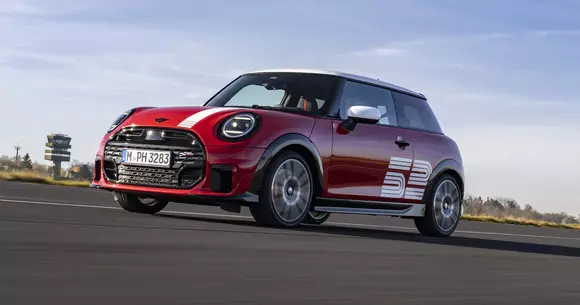 Vehicul ușor, accesibil și bazat pe tehnică nouă – iată filosofia fructificată de MINI inclusiv în raliuri, cu 60 de ani în urmă