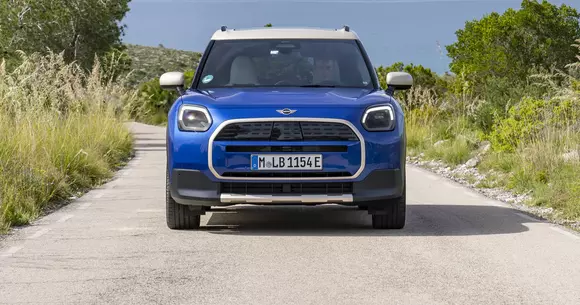 Marca MINI întâmpină primăvara 2026 cu o campanie de împrospătare tehnică, stilistică și a opțiunilor de finanțare