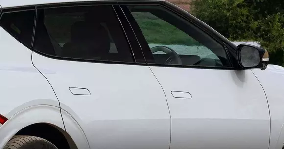 Lovitură dată fițelor de overengineering: China va interzice clanțele de portieră retractabile electric