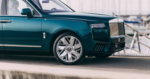 Amprentă stilistică exclusivă de inspirație marină pentru Rolls-Royce Cullinan Yachting – sub comandă privată, desigur!