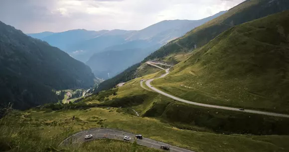 (P) Condusul la altitudine: provocările și realitatea traseelor montane