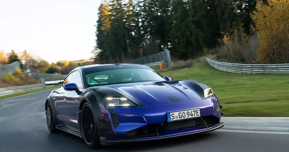 Întrebare-fulger: sedan executive care face pe Nürburgring-Nordschleife sub 7 minute? Porsche Taycan Turbo GT cu kit Manthey!