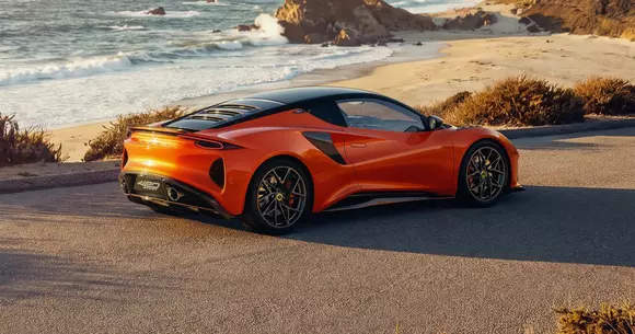 Manieră proprie de a spune „să nu divagăm de la temă”: Lotus Emira 420 Sport, pentru cine ar tinde să uite ce sunt mașinile sport