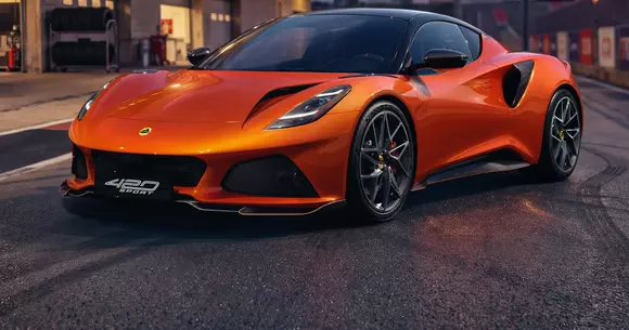 Manieră proprie de a spune „să nu divagăm de la temă”: Lotus Emira 420 Sport, pentru cine ar tinde să uite ce sunt mașinile sport
