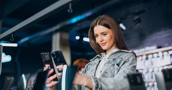 (P) Telefonul din mână, banii în buzunar. Ce face un om când are nevoie de bani rapid și nu vrea să vândă nimic definitiv?