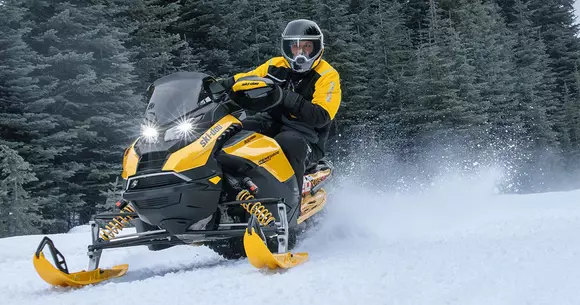 (P) Unde ai voie să mergi cu snowmobilul în România și ce spune legea