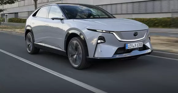 Acum în România: având o lungime de aproape cinci metri, Mazda CX-6e propune rafinament și tehnică 100% electrică