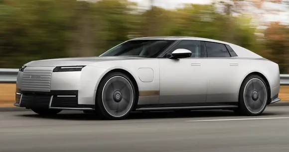 Marca britanică a prezentat coupe-ul cu patru portiere Jaguar Type 01, aceasta fiind forma finală a mașinii