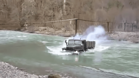 Camioanele rusești nu au nevoie de poduri! Iată cum trec prin râuri adânci (VIDEO)