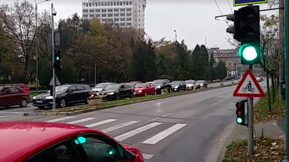 Timișoara: semaforul care arată verde pentru mașini și pietoni, în același timp (video)