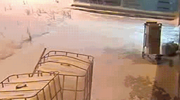 Cascadorii rusului: Un rus drogat intră cu mașina în aeroport și face ravagii. Cine îl oprește?