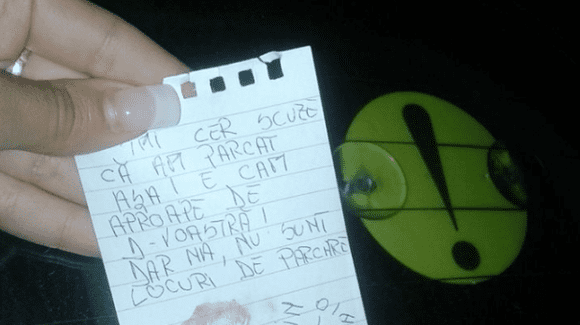 5 mesaje haioase pe care le poți lăsa în parbrizul mașinii când ai blocat pe cineva