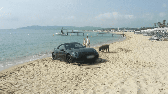 Un Porsche înfipt pe plajă în Saint-Tropez: să sperăm că nu e român!