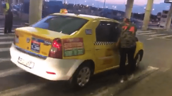 VIDEO - Un taximetrist din București cere taxă de bagaj, apoi vrea să fugă cu bunurile clienților