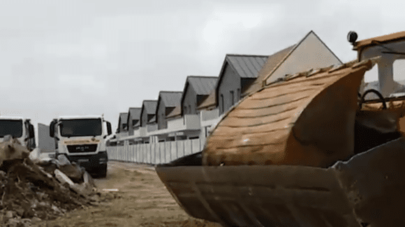 VIDEO Compania de Drumuri a început demolările pe traseul pasajului de la Domnești