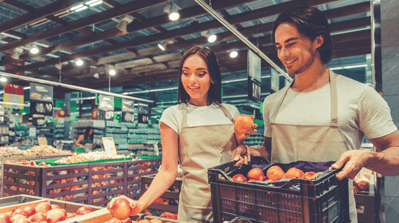 Cât câștigă un lucrător comercial în România?