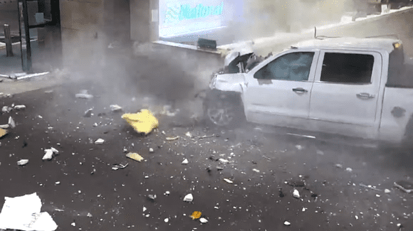 Un șofer a intrat cu mașina în aeroport. Literalmente! (VIDEO)