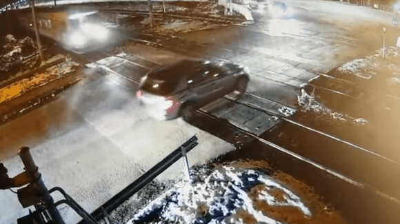 Efectele neatenției: a scăpat de tragedie ca prin urechile acului (VIDEO)