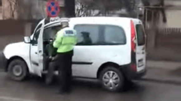 Polițist local „iartă” un angajat al Primăriei. Ce a făcut acesta mai demult (VIDEO)