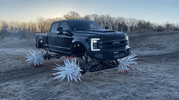 Nu e Photoshop: cineva chiar a pus roțile astea pe un pickup Ford F-350 (VIDEO)
