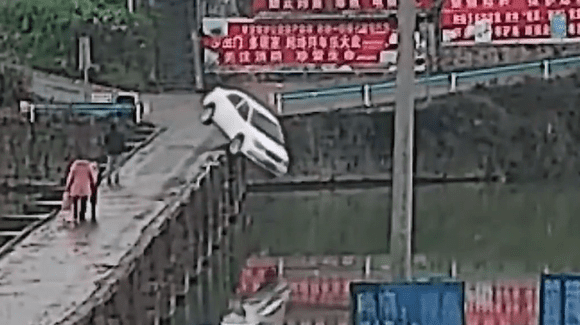 S-a bucurat că a luat permisul până s-a aruncat cu mașina în râu (VIDEO)