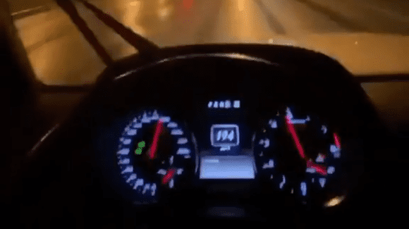 Ploaie, noapte, 200 km/h prin oraș. Ce ar putea să meargă prost? (VIDEO)