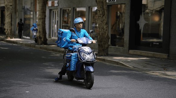(P) Cea mai convenabilă soluție în trafic pentru livratori: mașină, scuter sau bicicletă?
