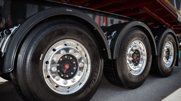 (P) Importanța alegerii corecte a anvelopelor pentru camioane