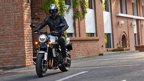 Honda CB 1000F  – despre spiritul retro si placerea pura de a conduce