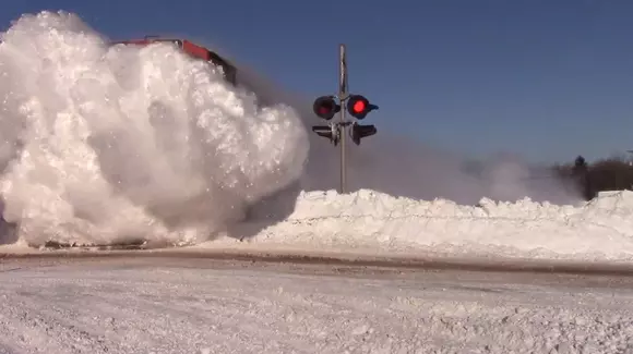 Așa se face o deszăpezire ca la carte... pe calea ferată