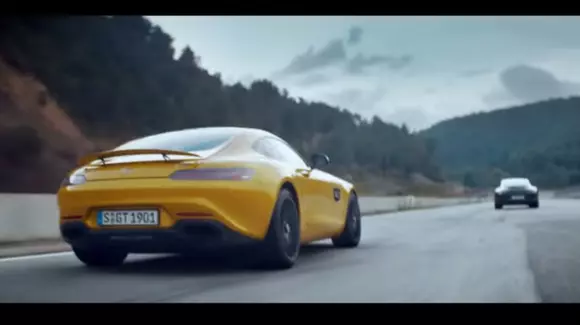 Mercedes-AMG GT își atacă în mod direct rivalul din Stuttgart