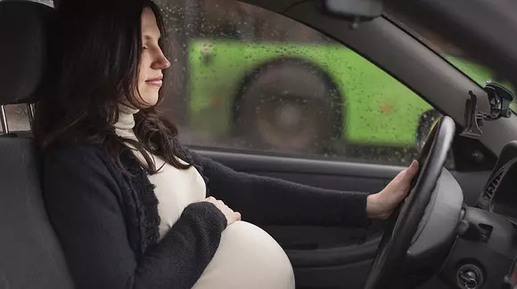 Insarcinata la volan: 5 sfaturi pentru viitoarele mame