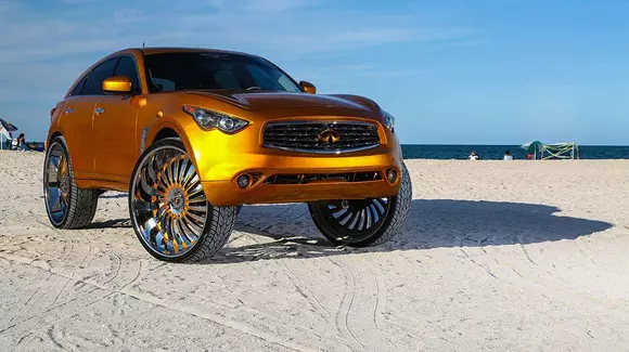 Un Infiniti FX suflat cu aur primește un set de jante de 32 de inchi