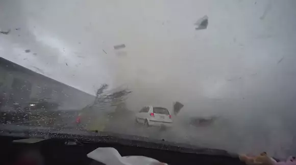 Tornada știe regulile de circulație: îl pedepsește pe cel care taie fața unui coleg de trafic