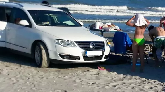 Cu mașina, pe plajă în Mamaia