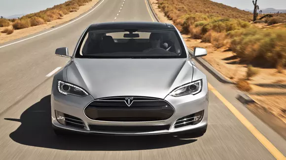 Tesla Model S se poate parca singură cu ajutorul telefonului mobil