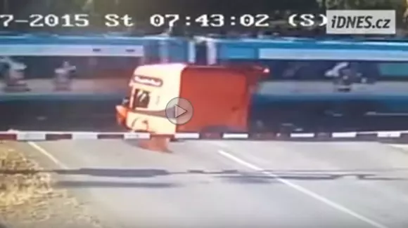 Iată de ce nu este bine să ignori semnalele luminoase și barierele de la trecerea la nivel cu calea ferată