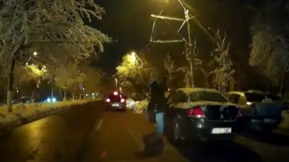 Iată de ce e bine să te asiguri când deschizi ușa la mașină! | VIDEO