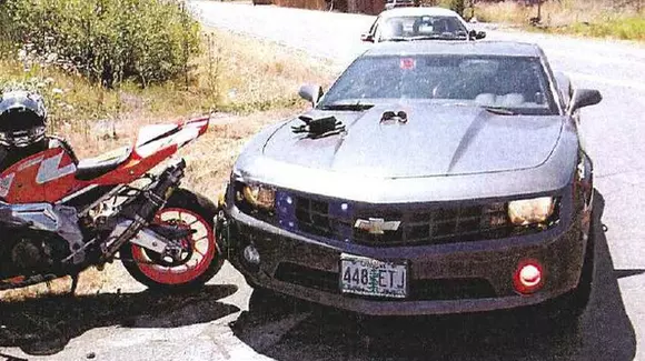 Ce a pățit un polițist care a lovit printr-un procedeu de karate un motociclist în Statele Unite ale Americii | VIDEO