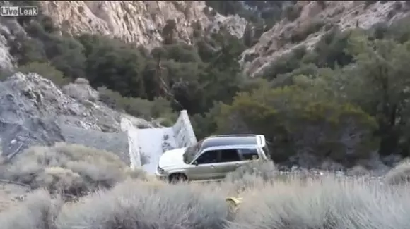 Cel mai prost loc în care să pierzi controlul mașinii: în apropierea unui canion adânc de sute de metri | VIDEO